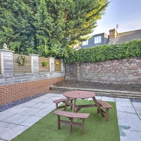 2 Bed House Family Friendly With Garden *