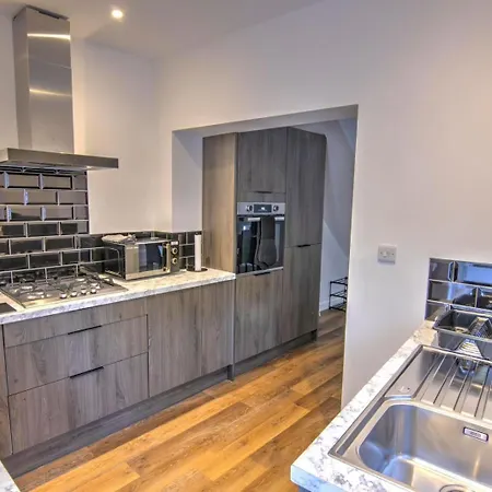 Holiday home 2 Bed House Family Friendly With Garden *