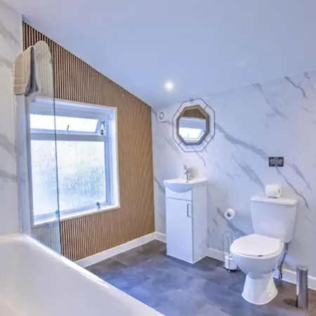 2 Bed House Family Friendly With Garden * Bristol