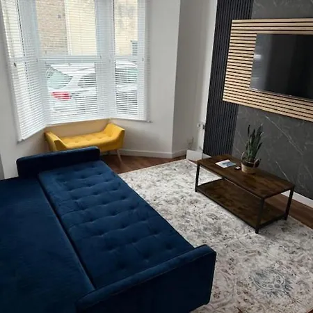 2 Bed House Family Friendly With Garden بيت للعطل